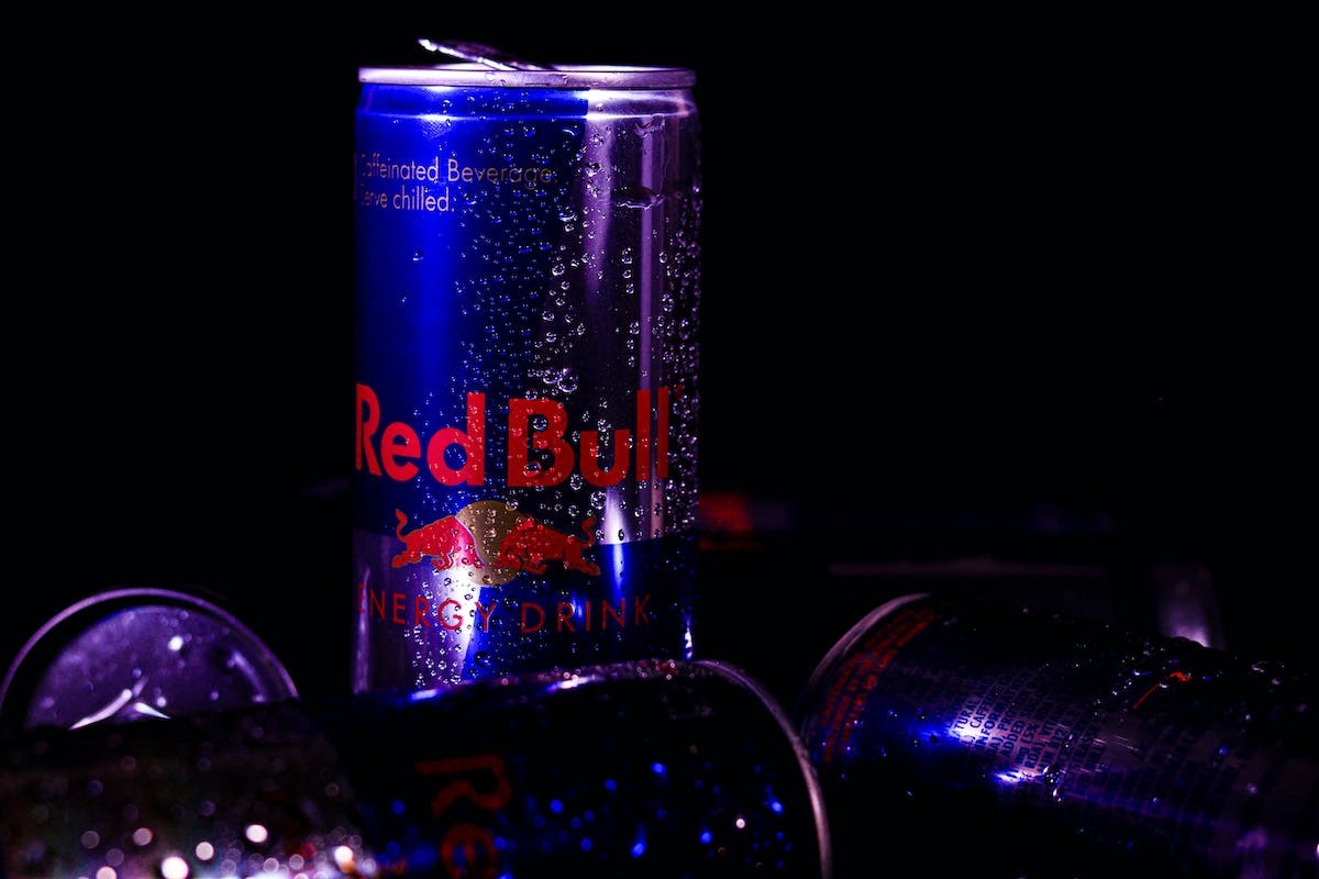Les différences entre les boissons énergisantes Red Bull et Monster